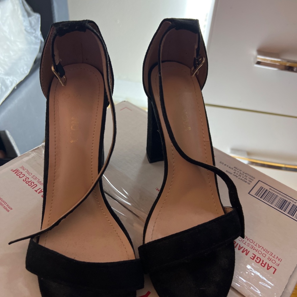 Heels - Picture 3 of 4